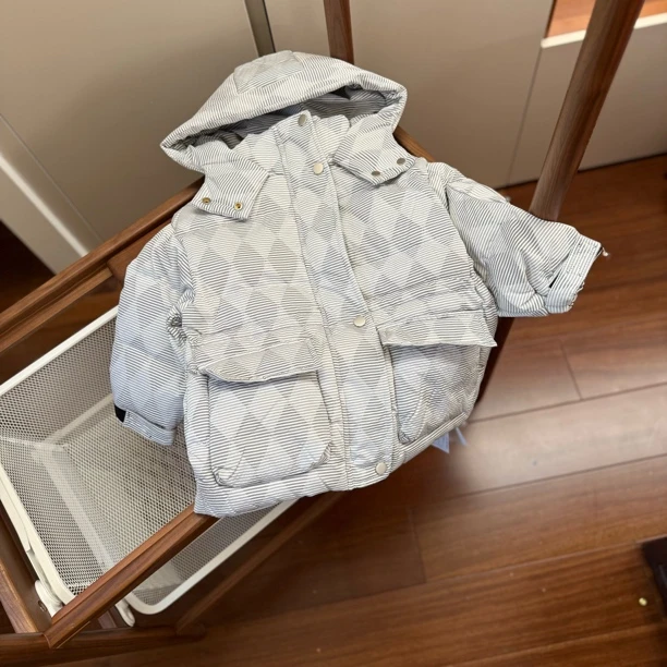 【编号Q379】D2018-08-儿童条纹暗格菱形羽绒服灰色-BANANAPEEL