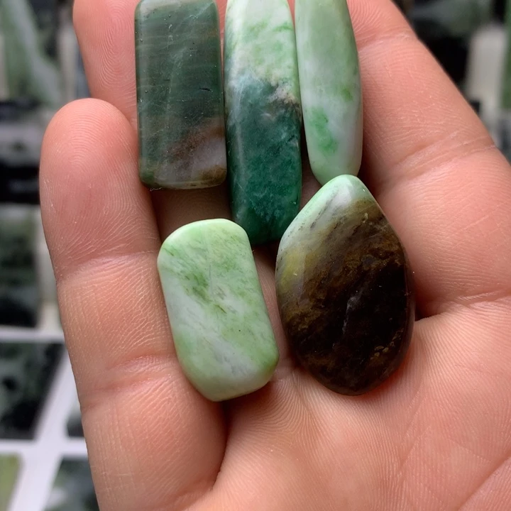 独山玉颈饰未镶嵌