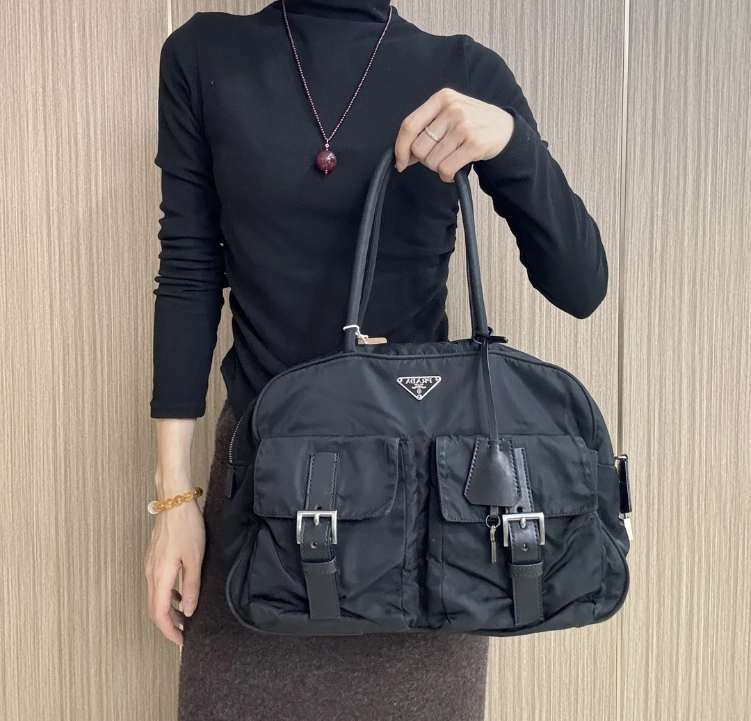 95新 Prada/普拉达 黑色双口袋保龄球单肩包/H02712