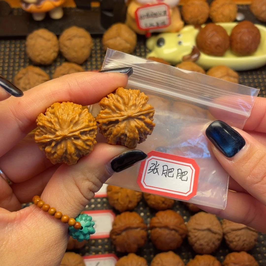 张***肥文玩核桃吊坠26尺小绣球