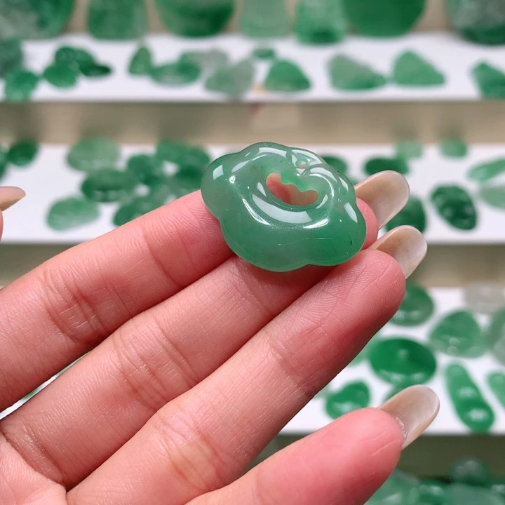 颈饰未镶嵌石英质玉