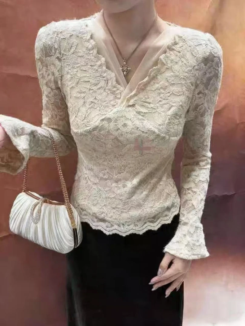 2025法式气质甜美磨毛蕾丝V领上衣女纯欲风喇叭袖内搭小衫6887