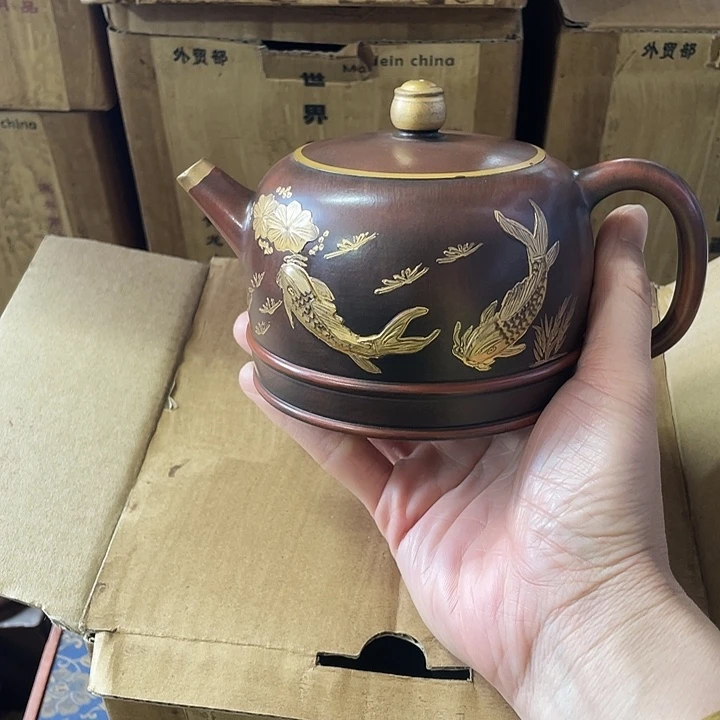 紫砂茶壶原矿泥料手工制作的一把紫砂壶。