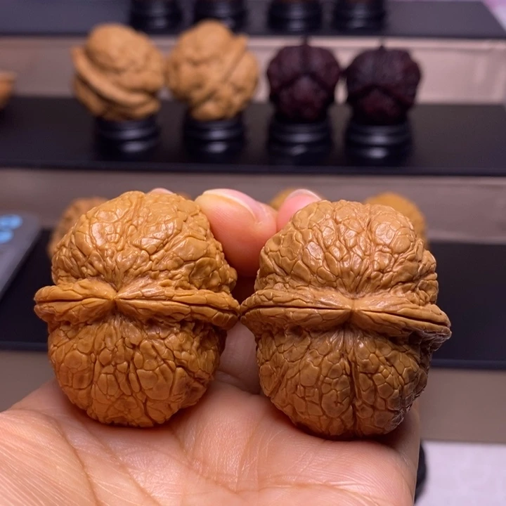 文玩核桃把件蟒纹元宝65