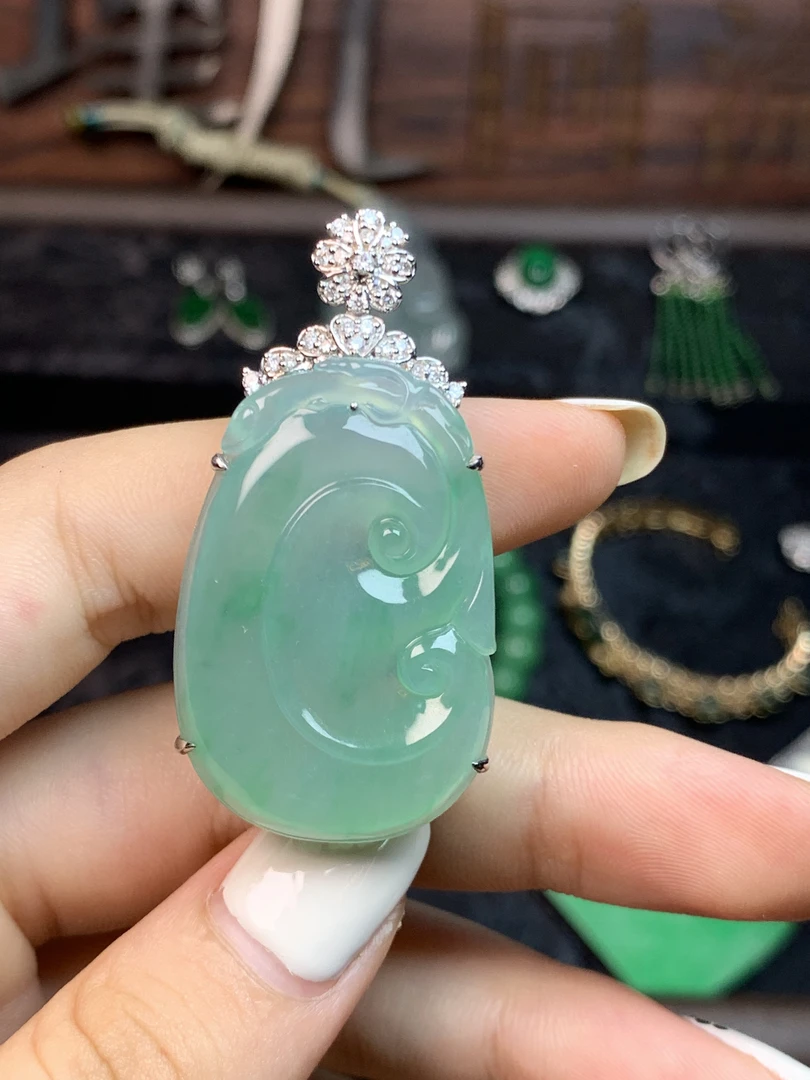 A货天然翡翠镶嵌冰种如意