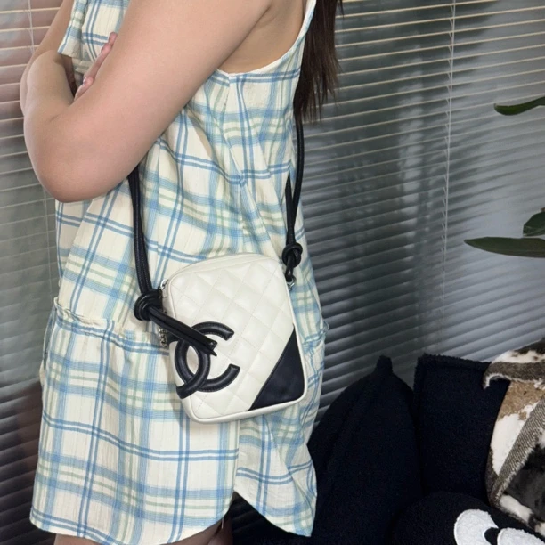 95新 Chanel/香奈儿 95新白色斜挎康鹏相机包