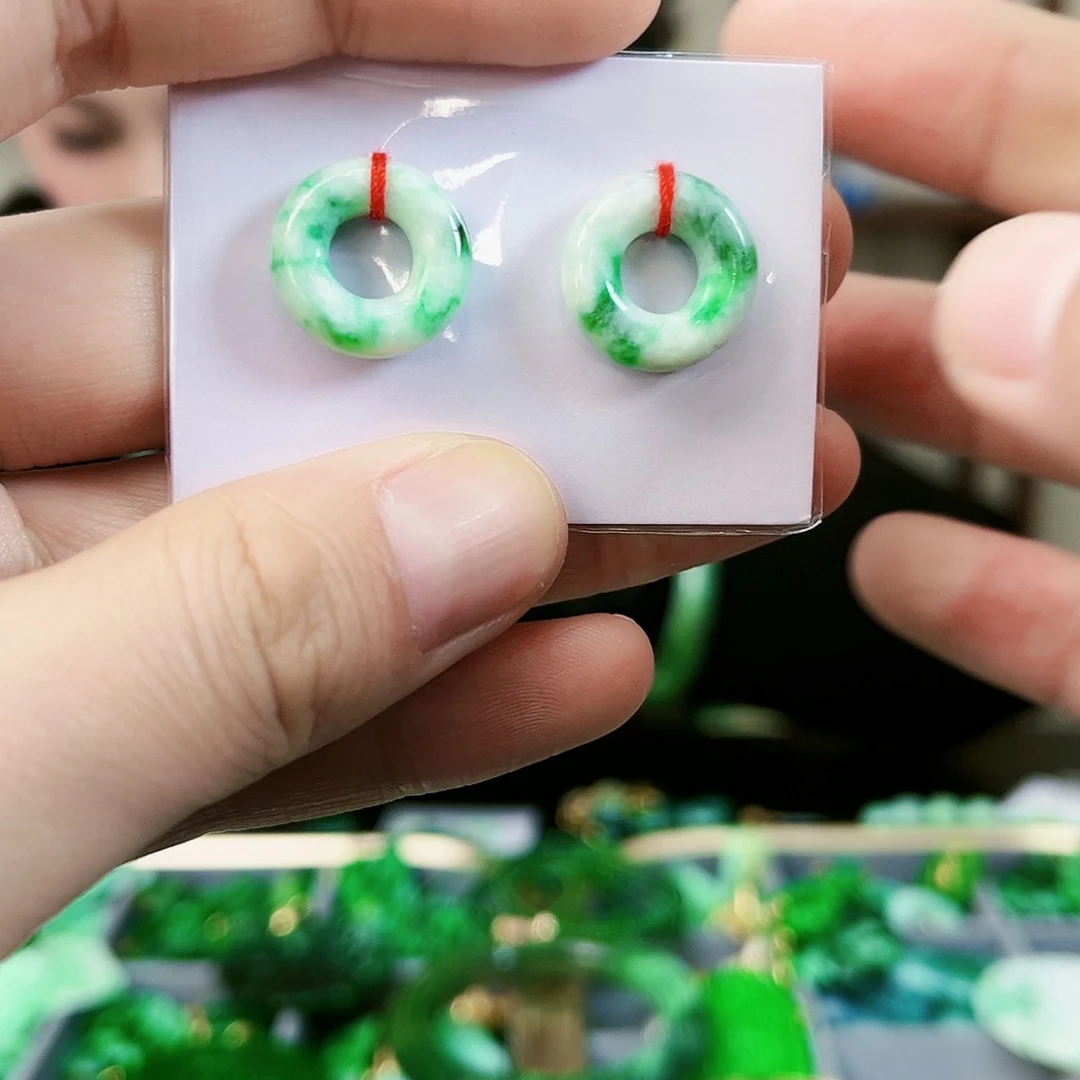 翡翠颈饰未镶嵌耳饰多样性