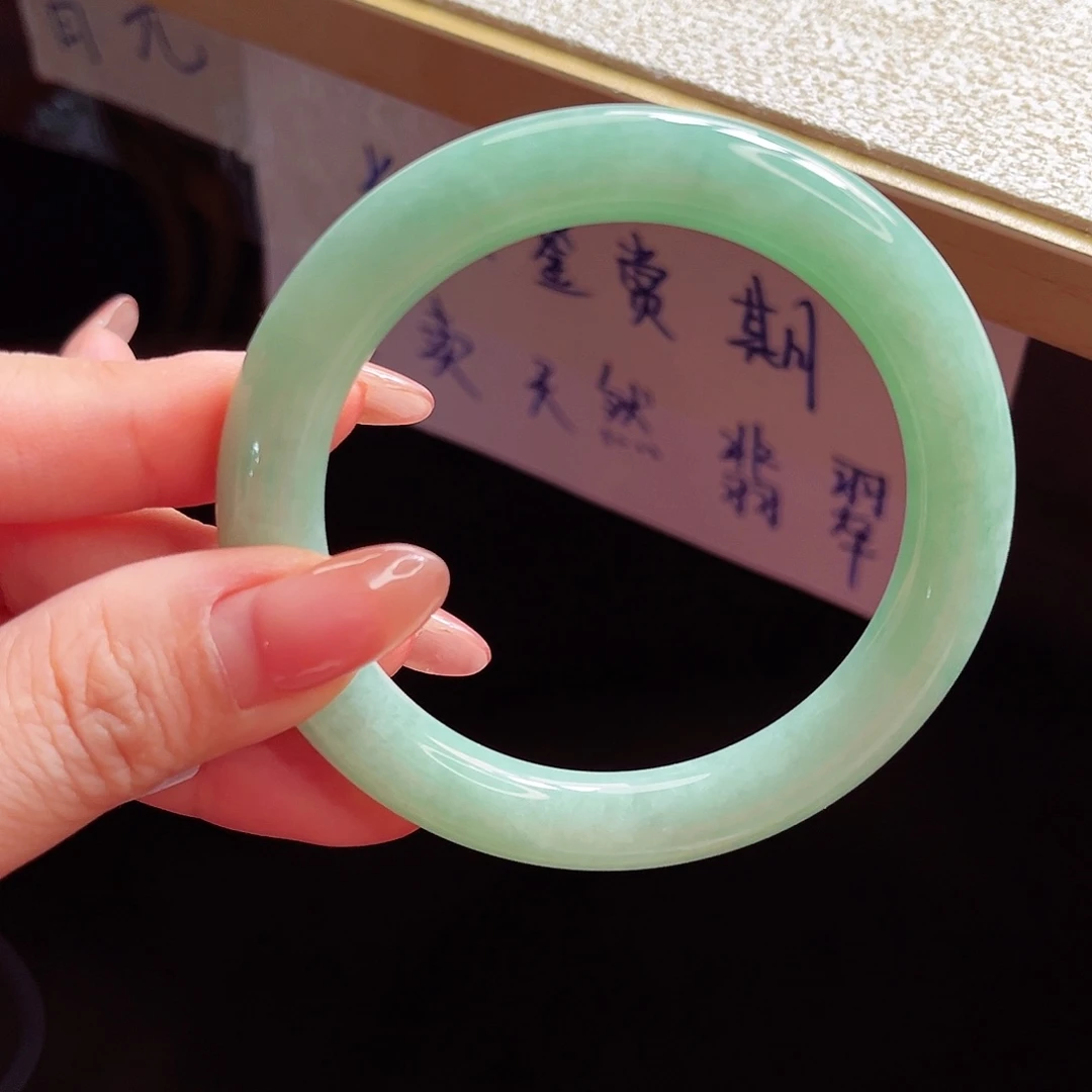 翡翠手镯未镶嵌手镯