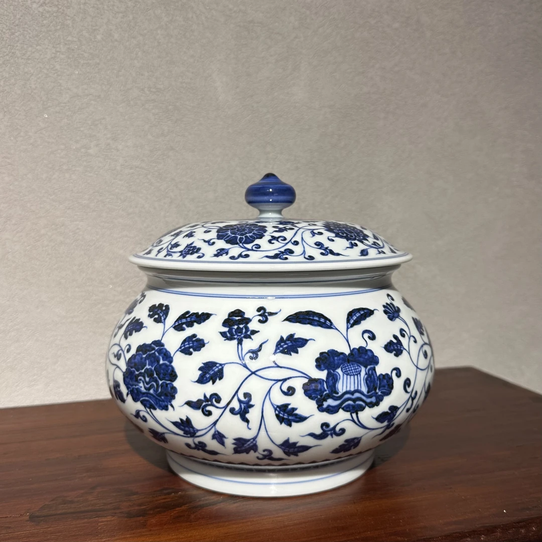 精品青花缠枝花卉盖罐高约18肚径约21厘米