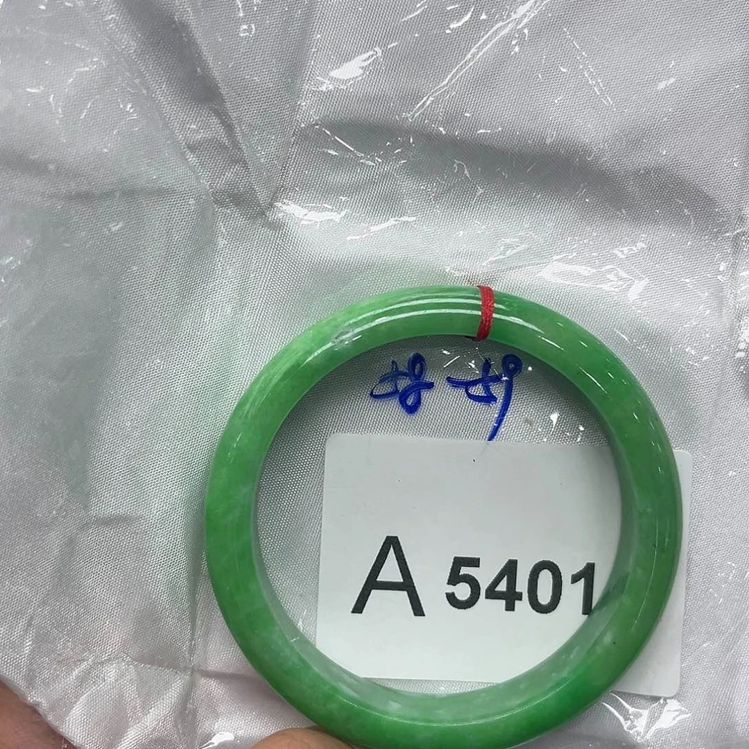 翡翠手镯未镶嵌默认瑕疵