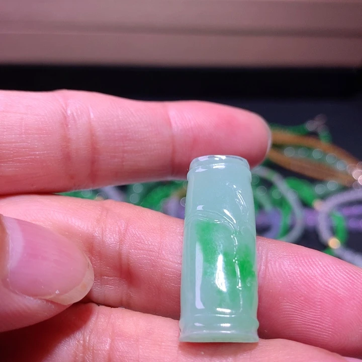翡翠裸石飘阳绿竹节