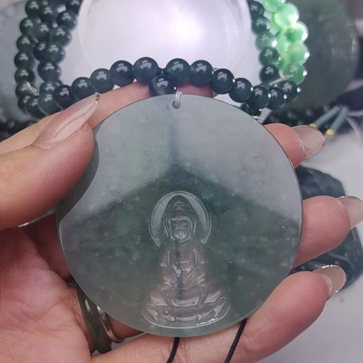 翡翠颈饰未镶嵌天然的A货翡翠