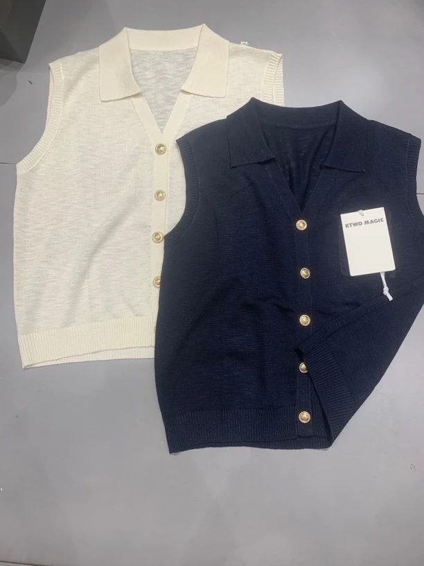 金扣翻领无袖针织小上衣