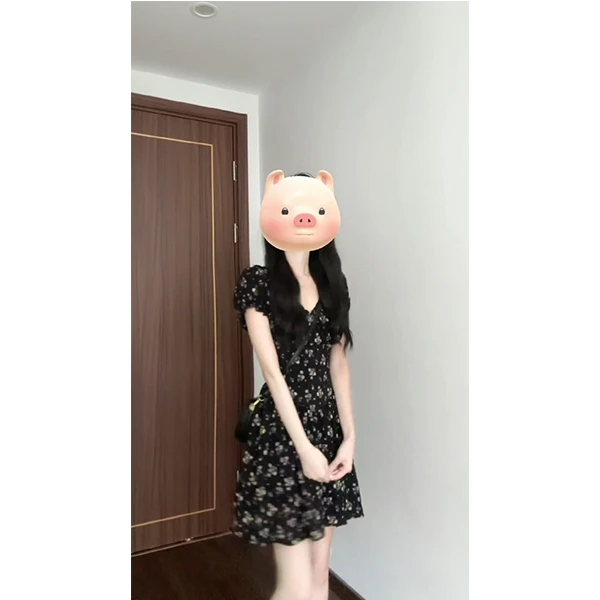 2056夏季新款黑色泡泡袖碎花连衣裙女显瘦气质V领温柔风短裙