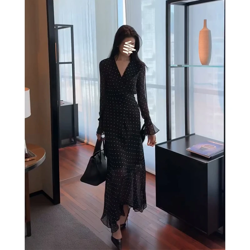 设计感V领连衣裙女2025秋季新款法式气质收腰中长款波点雪纺裙子