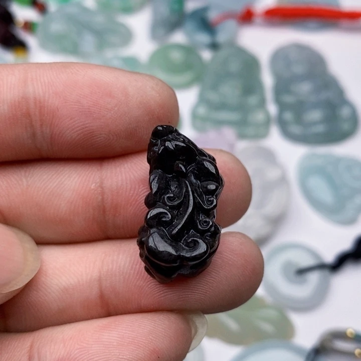 颈饰未镶嵌翡翠貔貅