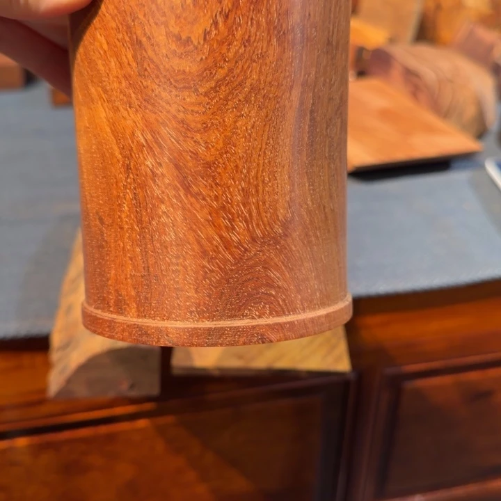 金***）红酸枝木类大果紫檀笔筒