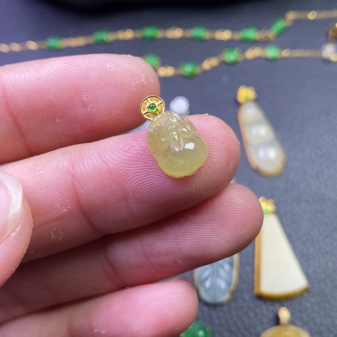 颈饰18K金镶嵌翡翠