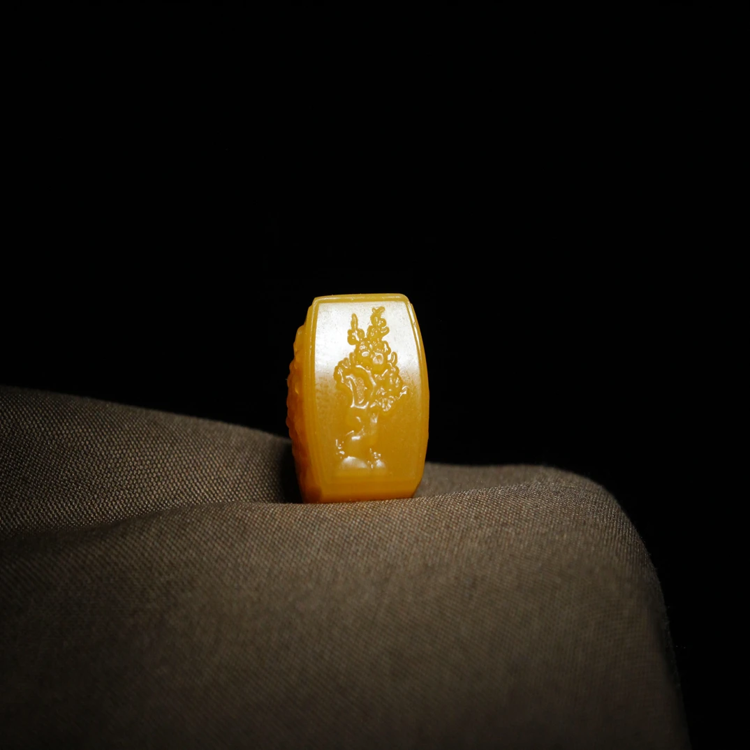 天然缅甸黄 玉梅兰竹菊四君子配珠 尺寸15×14.5/15.3mm6.22g