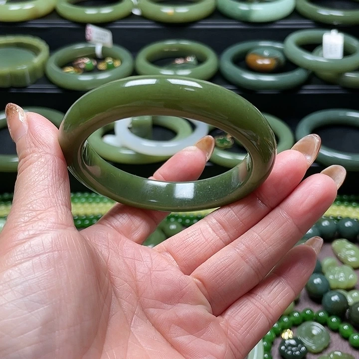 和田玉未镶嵌手镯