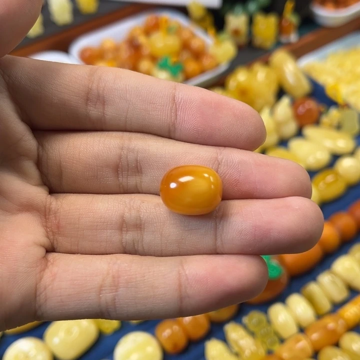 琥珀未镶嵌裸石卡12加老蜡枣珠一颗