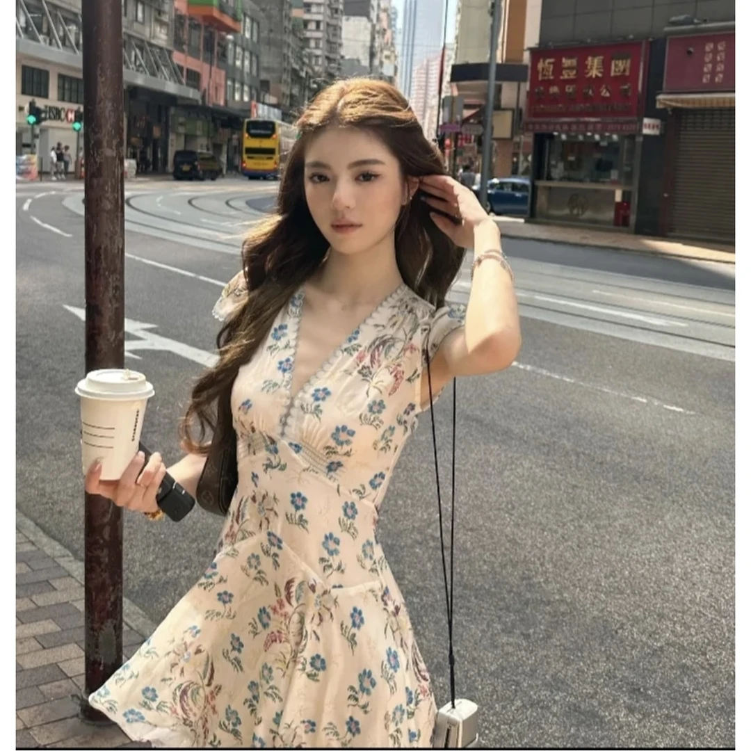 法式性感深V连衣裙收腰显瘦印花a字裙海边度假风短裙子