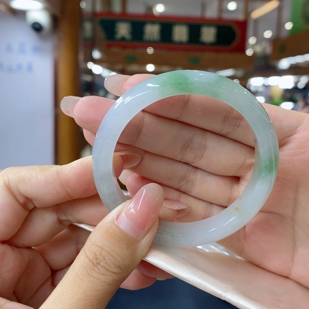 翡翠手镯未镶嵌翡翠