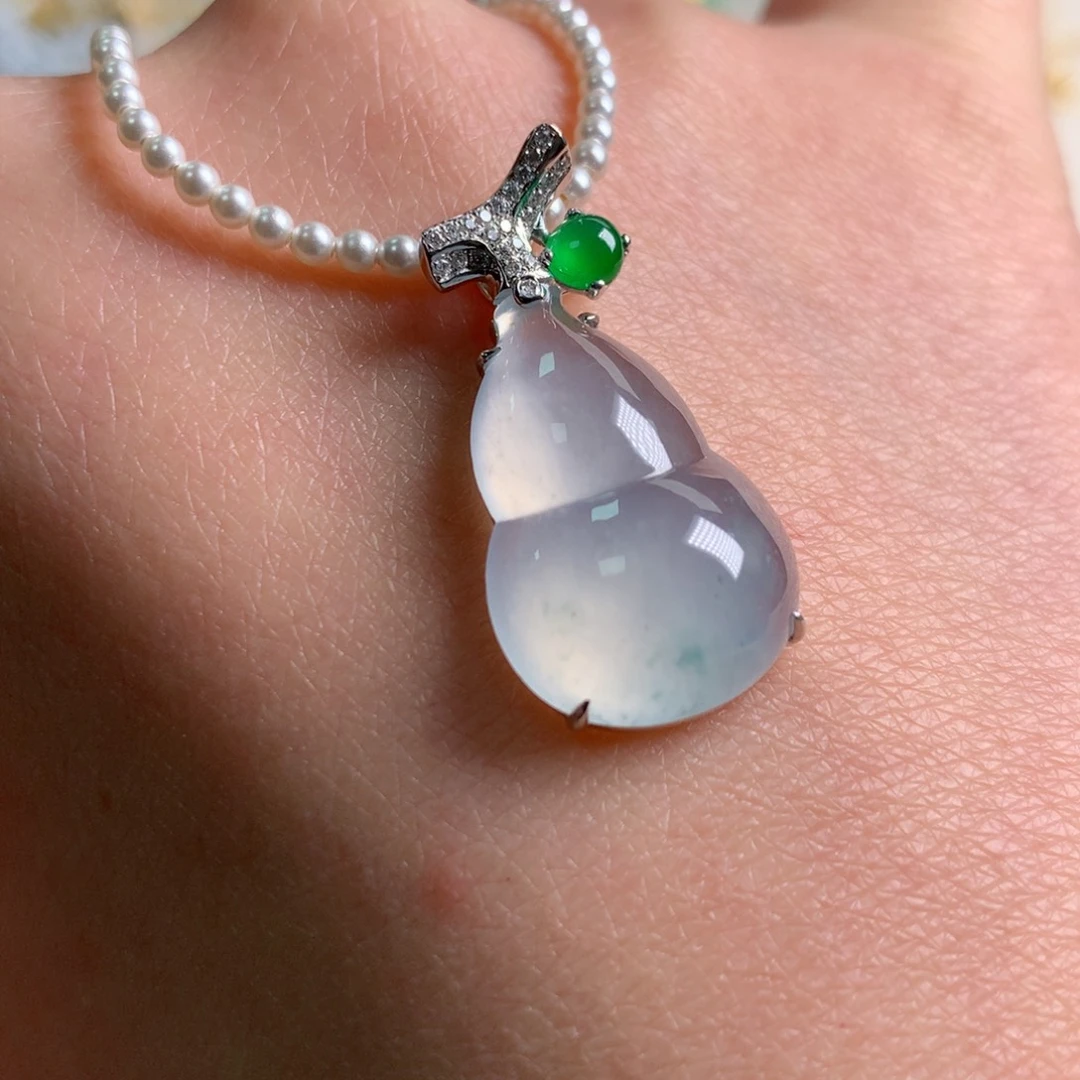 颈饰18K金镶嵌翡翠吊坠