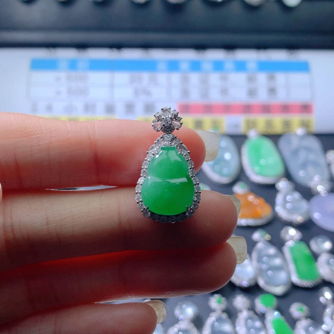 颈饰18K金镶嵌翡翠伴钻