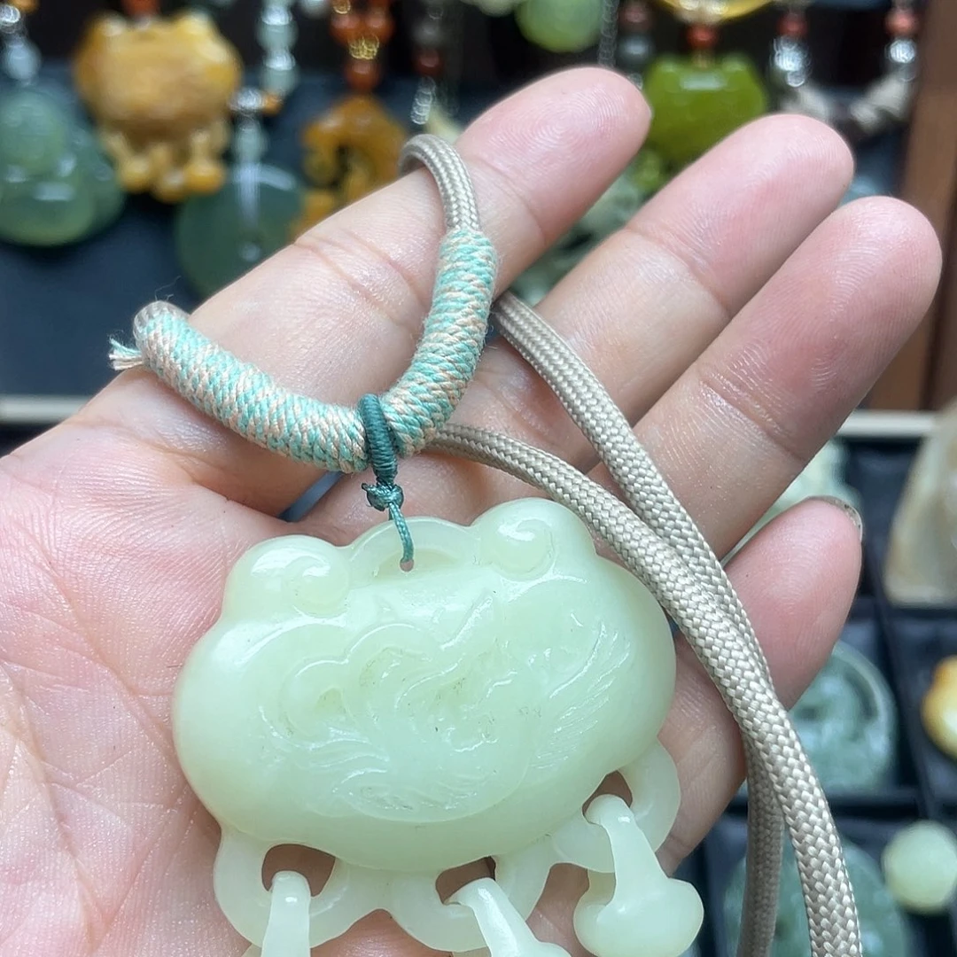 蛇纹石玉未镶嵌颈饰