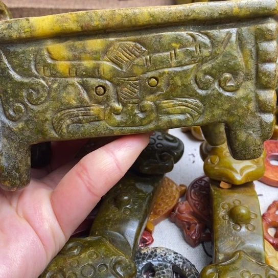 啦***蛇纹石玉未镶嵌颈饰