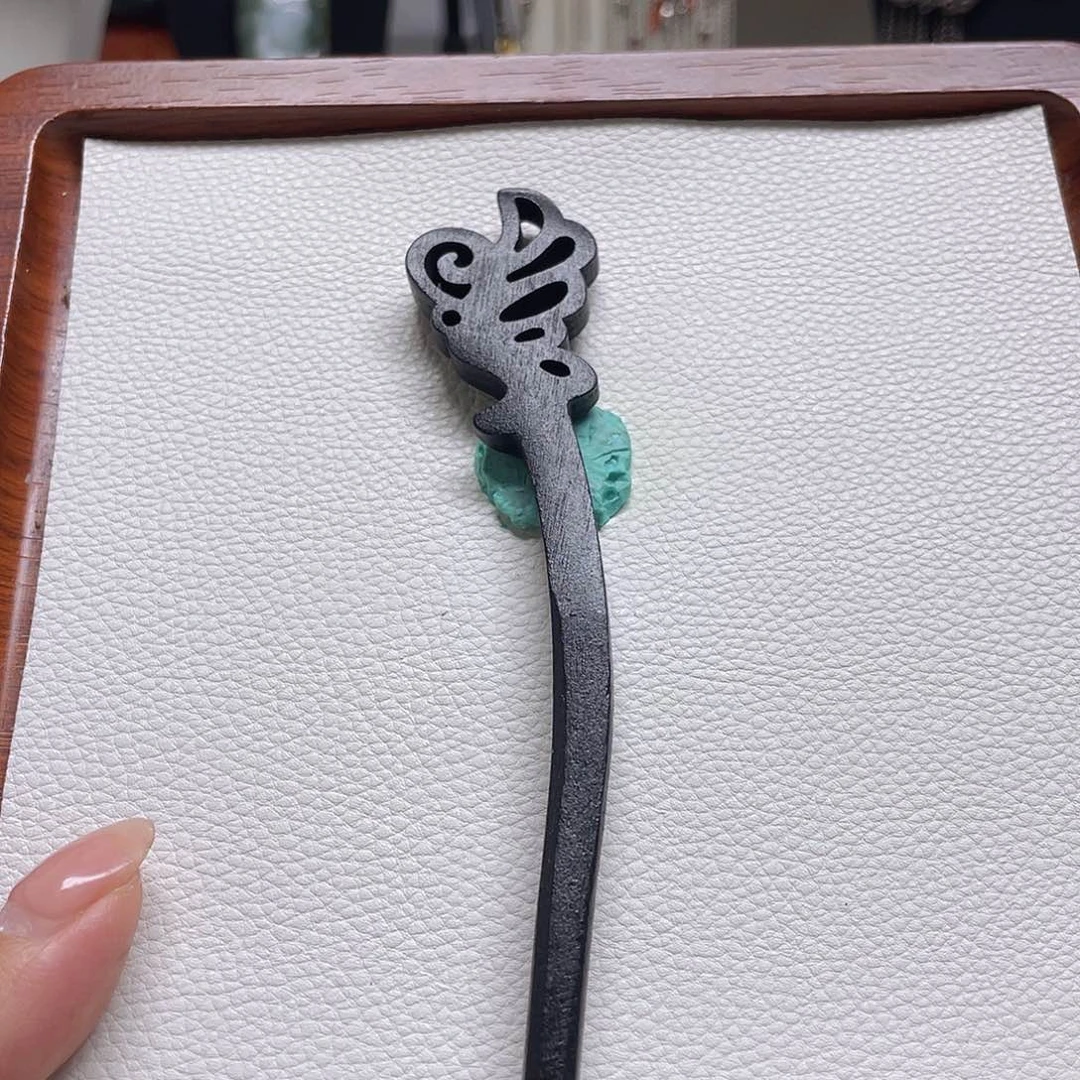 翡翠未镶嵌颈饰木福利品