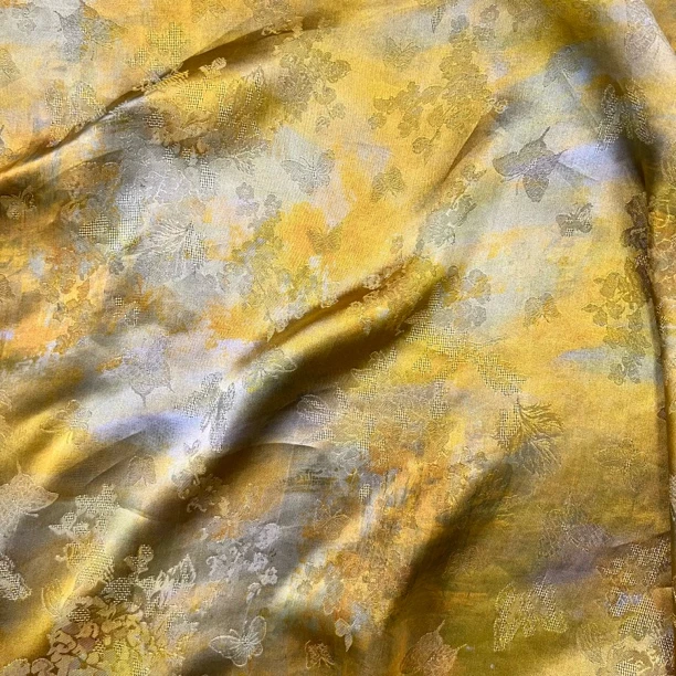 002100植物丝金色炫紫蝶恋花花罗 香云纱35姆米(幅宽：1.4米）