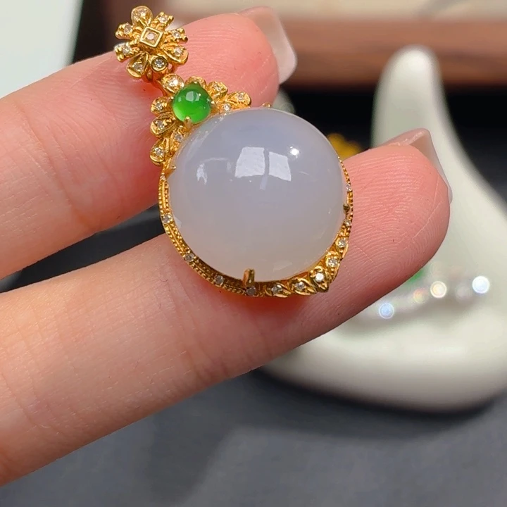 颈饰18K金镶嵌翡翠