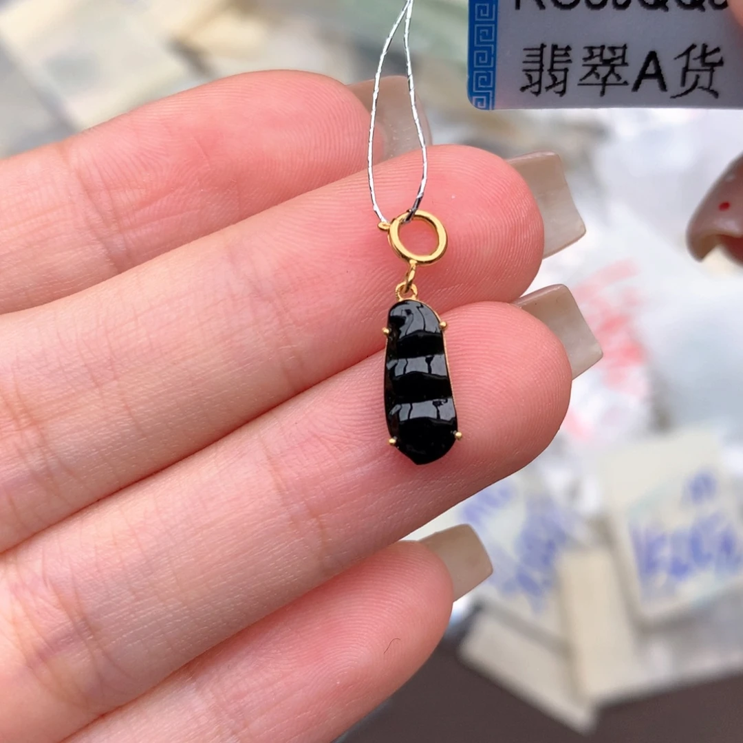 18K金镶嵌挂件翡翠