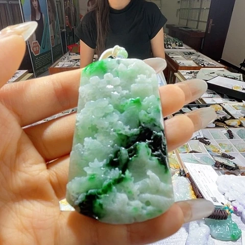 翡翠未镶嵌颈饰一个