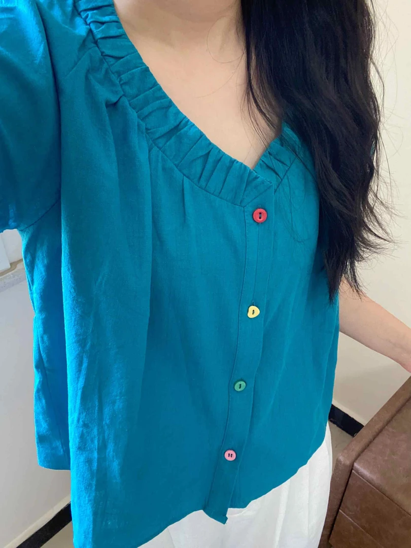 夏季新款多巴胺穿搭飞飞袖蓝色上衣女韩版时尚V领彩色扣短袖衬衣