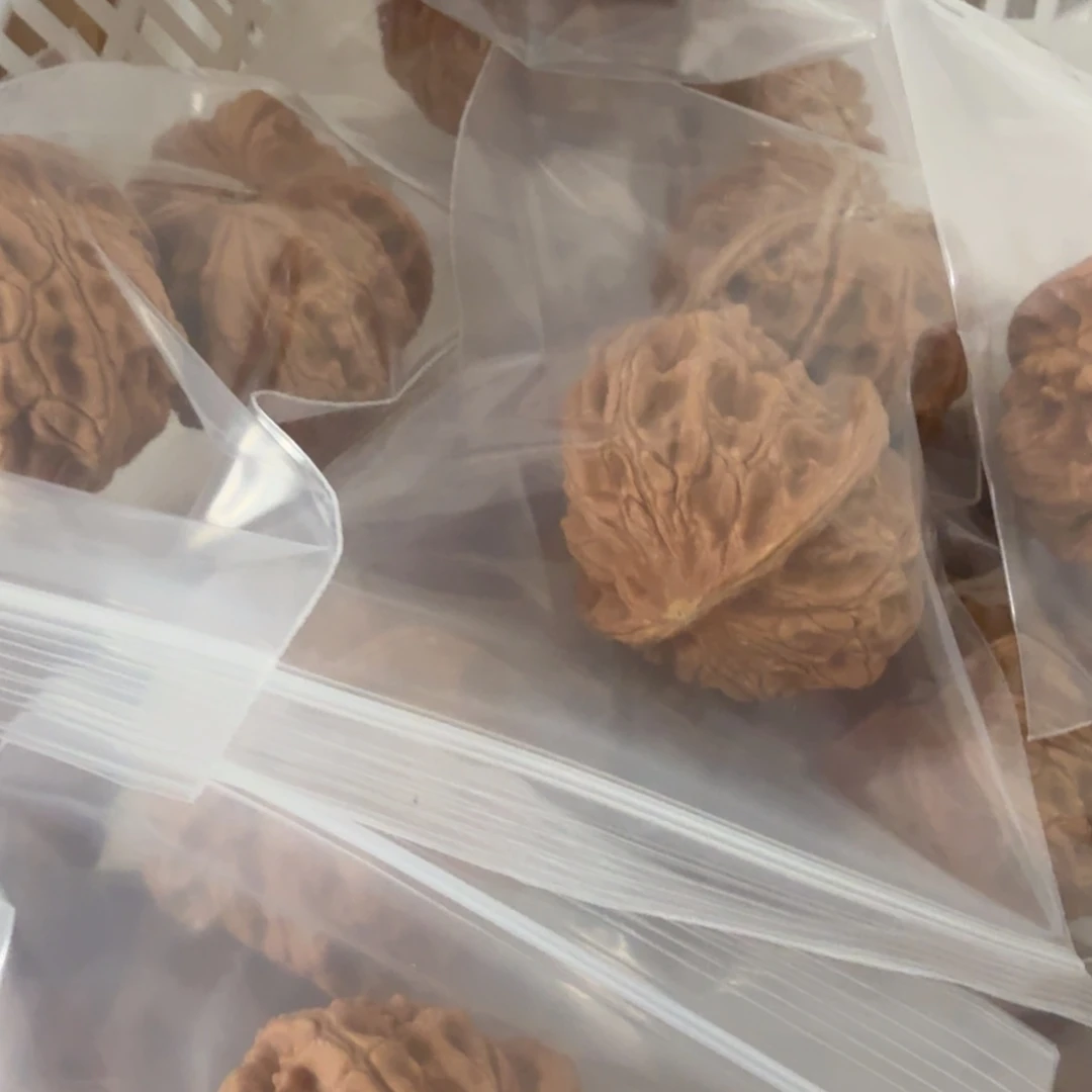 文玩核桃吊坠玉枕有瑕疵