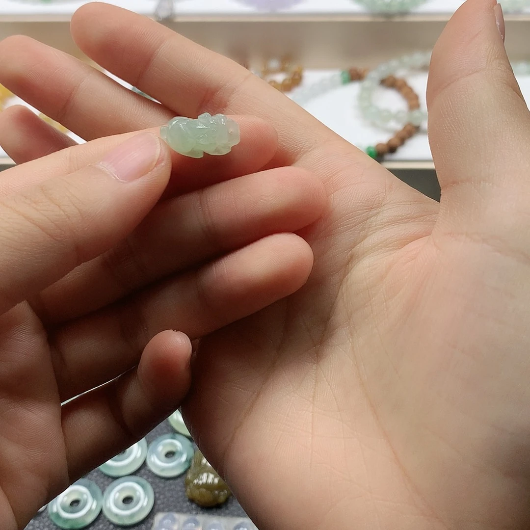 翡翠未镶嵌颈饰貔貅