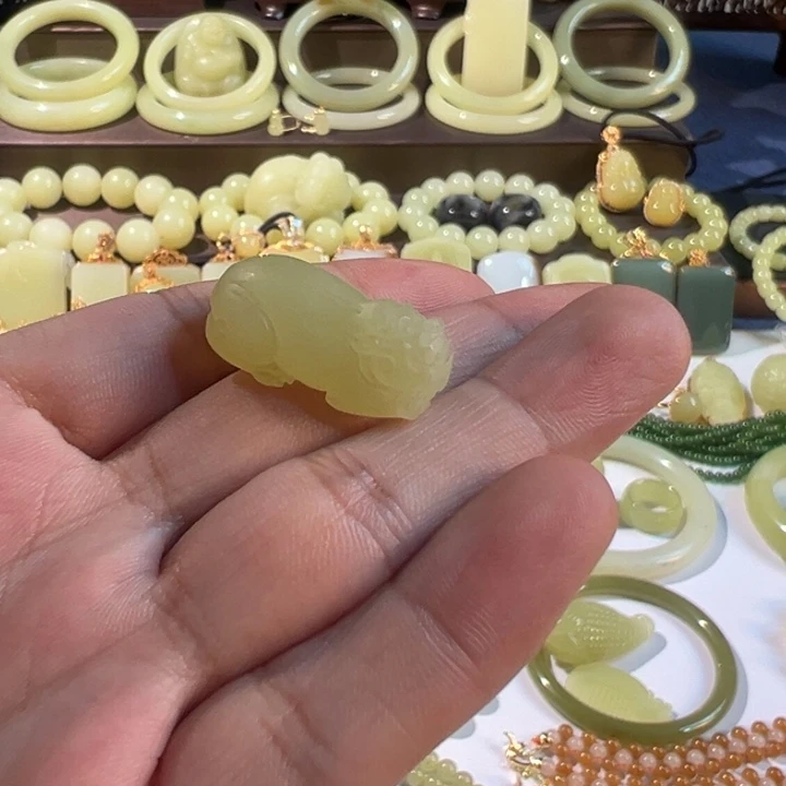 颈饰未镶嵌和田玉（黄玉）