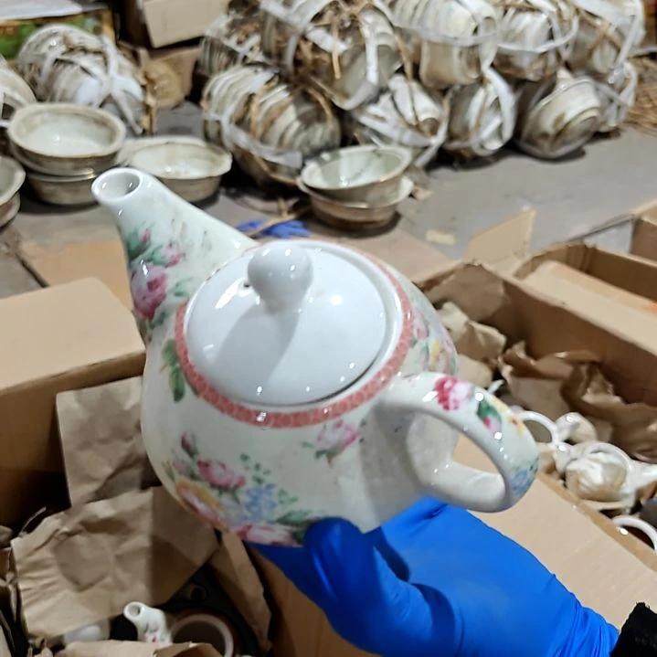 盘子碗茶壶啥都有