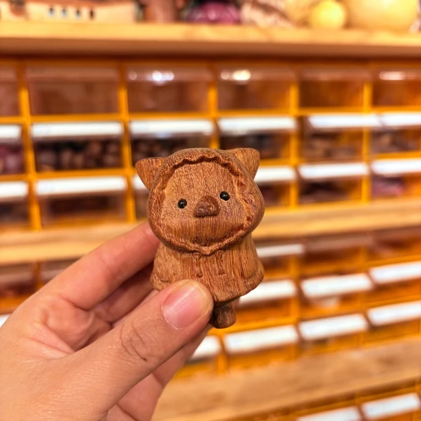 黄色雨衣猪摆件375