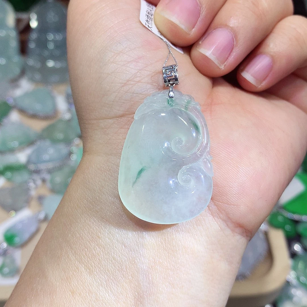 翡翠18K金镶嵌颈饰如意