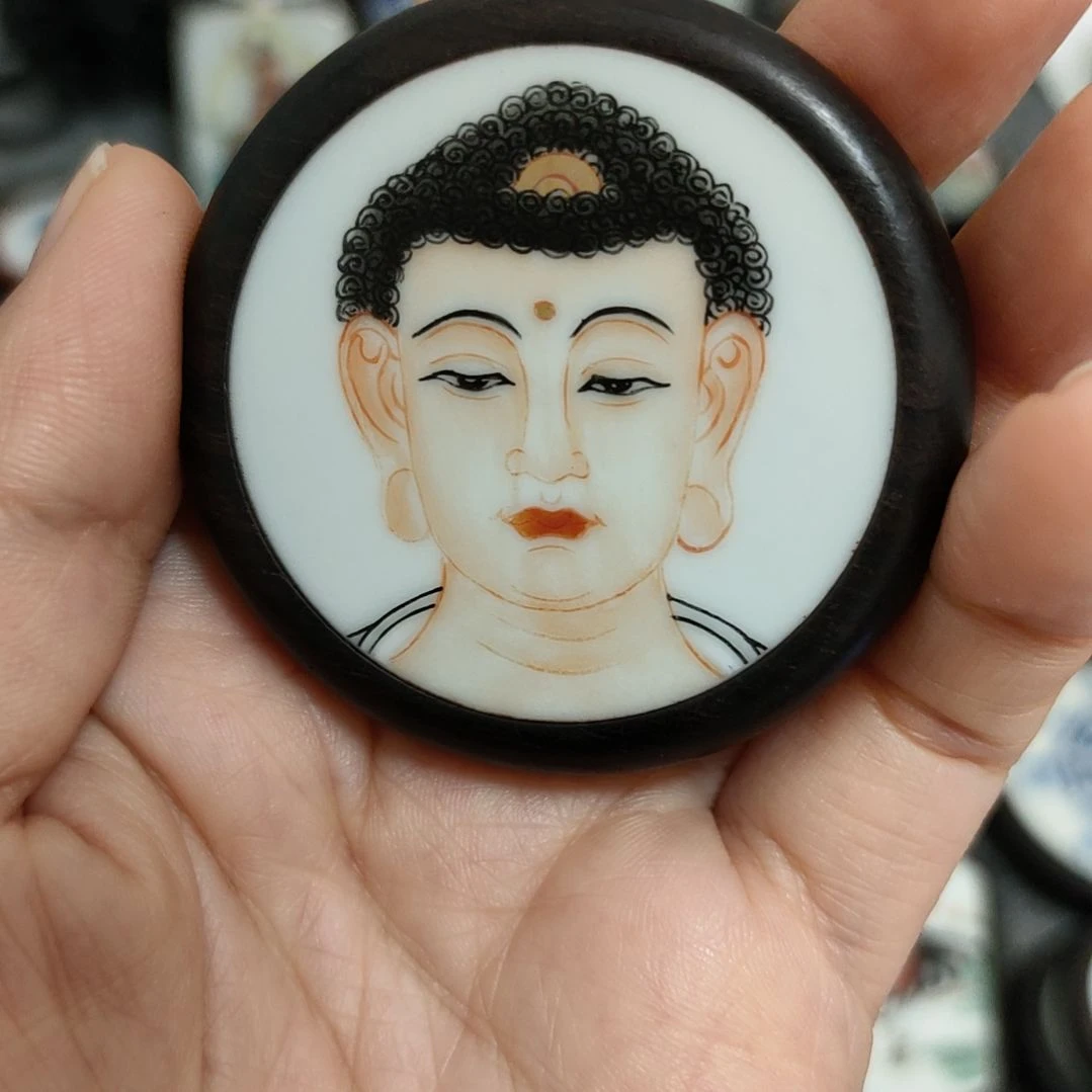 瓷片玉*粉彩如来佛头挂件一个