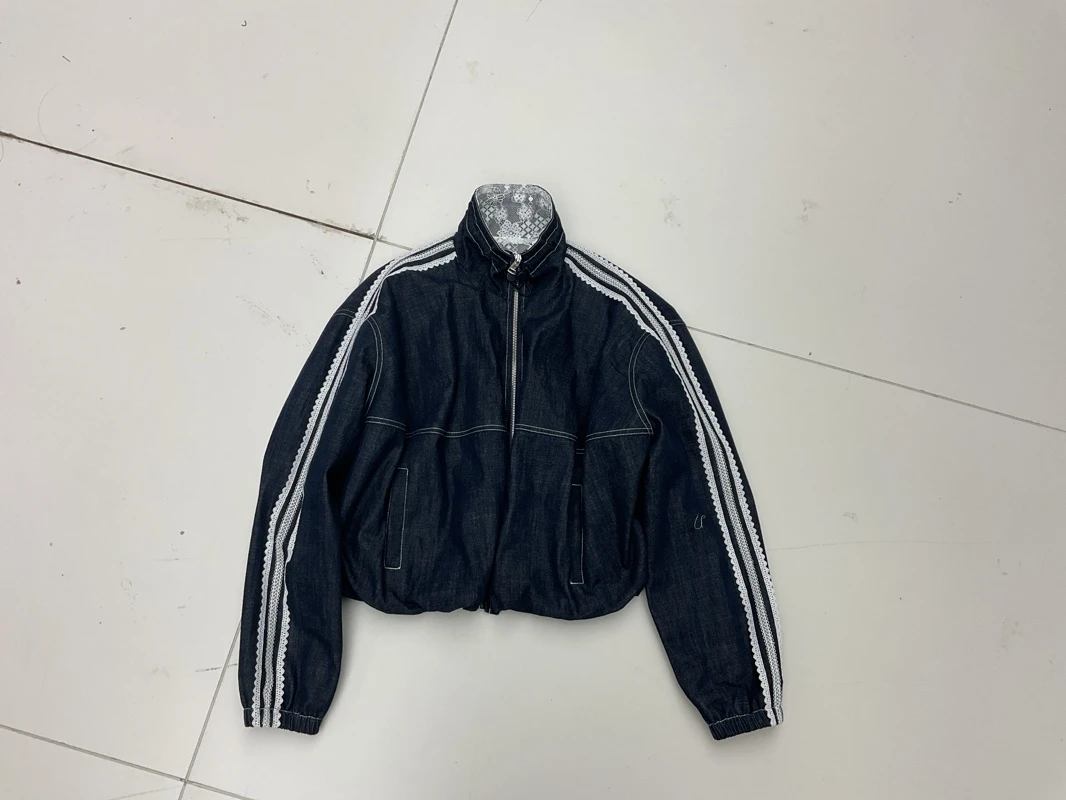 33085牛仔蓝白蕾丝花边条纹袖拉链外套
