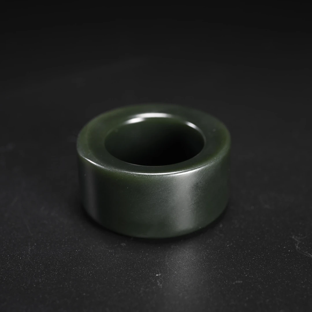 lot8824 和田玉塔青扳指/保利