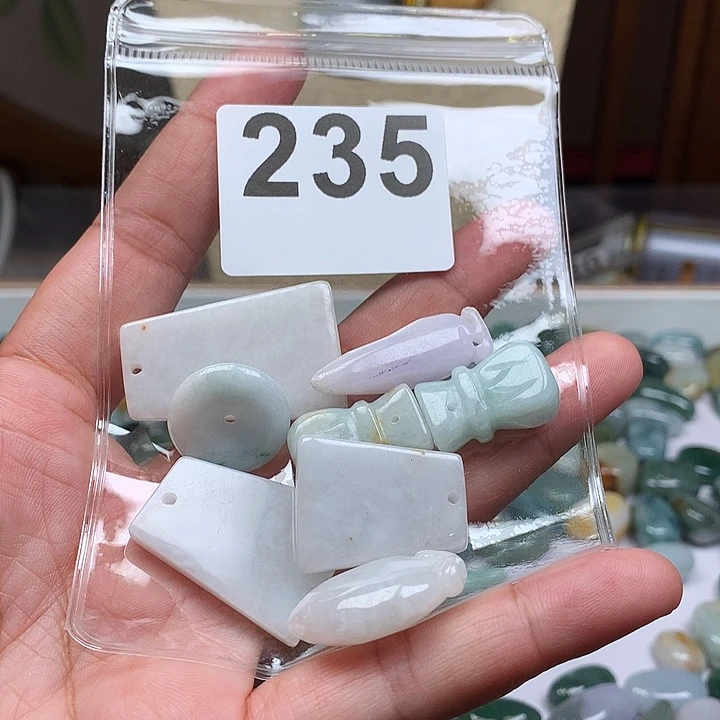 翡翠颈饰未镶嵌?翡翠