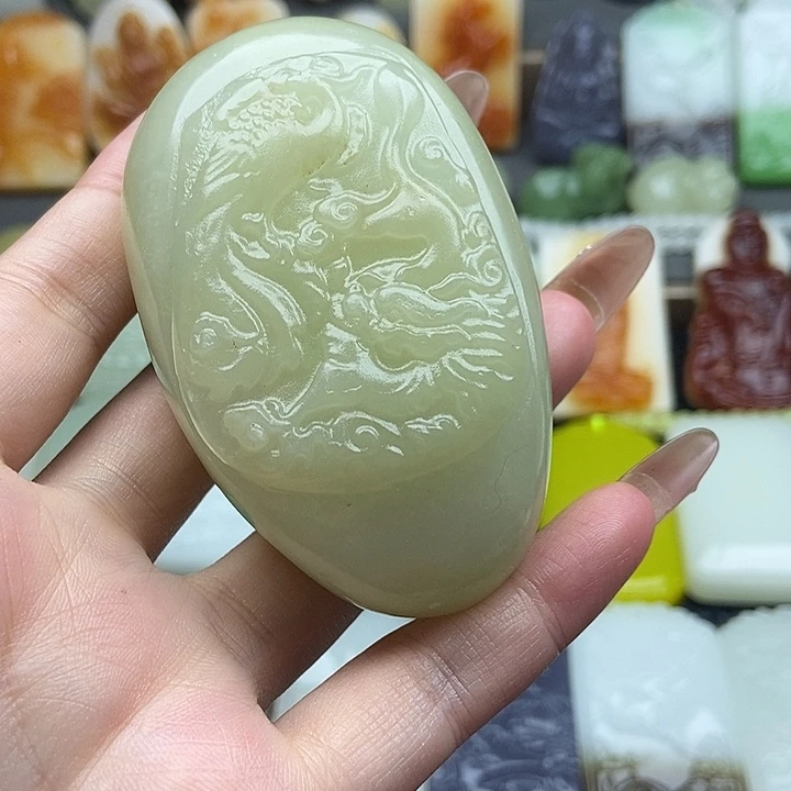 颈饰未镶嵌石英质玉