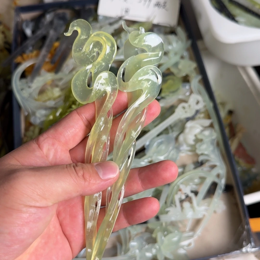 钟***卿未镶嵌蛇纹石玉发饰