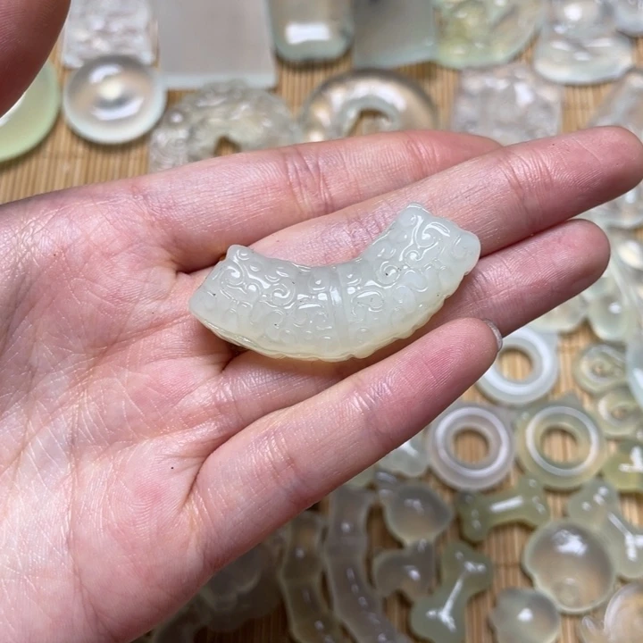 蛇纹石玉颈饰未镶嵌